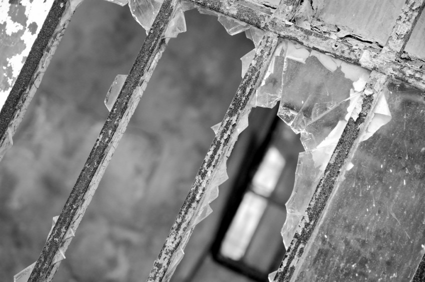 black and white win broken