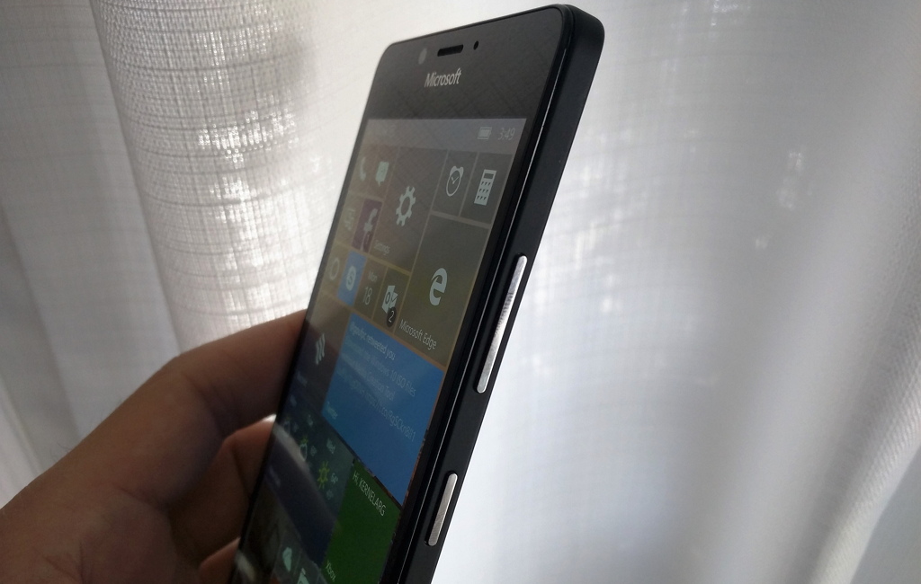 How to take screenshots on a Windows 10 Mobile phone
